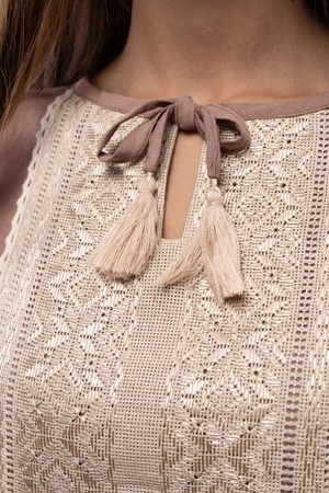 ウクライナ刺繍ヴィシヴァンカ グラージュ・ニジンカ（平行縫い）　シルク手刺繍　ブラウス　麻　レディース・フリーサイズ