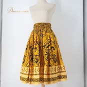 フラダンス 衣装 パウスカート イエロー系 ハワイアンプリント アロハ フラ ダンス レッスン 練習 カヒコ柄 グランジ加工 華やか 鮮やか おしゃれ かわいい 大人っぽい シングル スカート ブラック系 ホワイト系 黄 黒 白 ハワイアンダンス おしゃれスカート フラスタイル イエロースカート ダンス衣装 上品