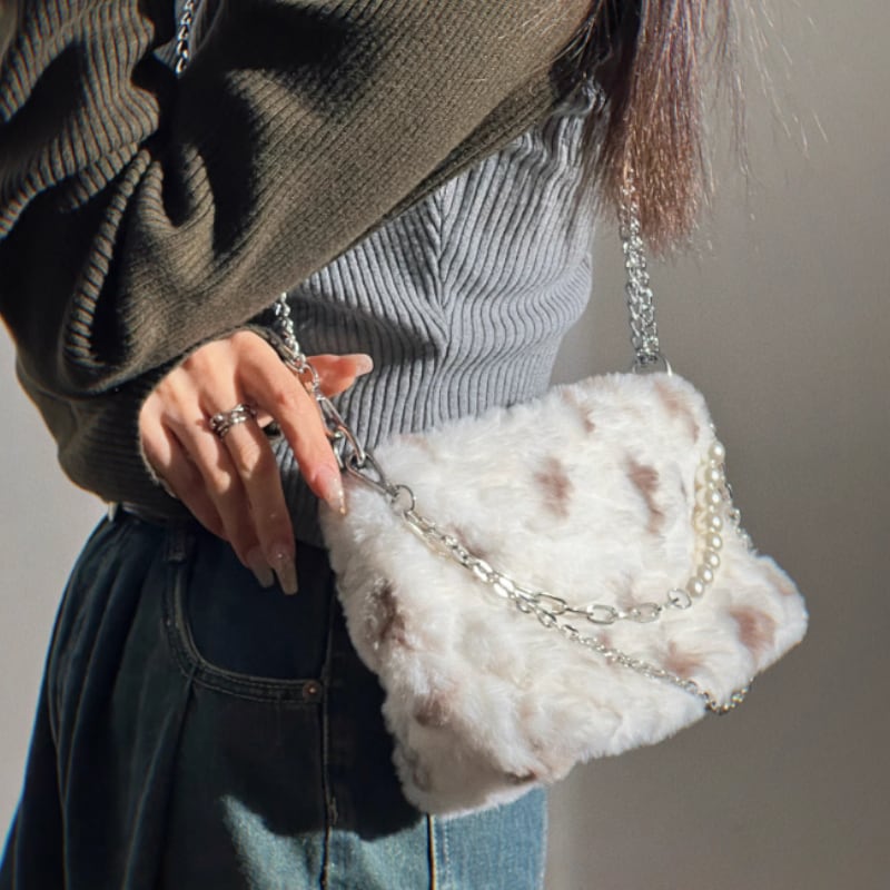 pearl chain faux fur shoulder bag la1122