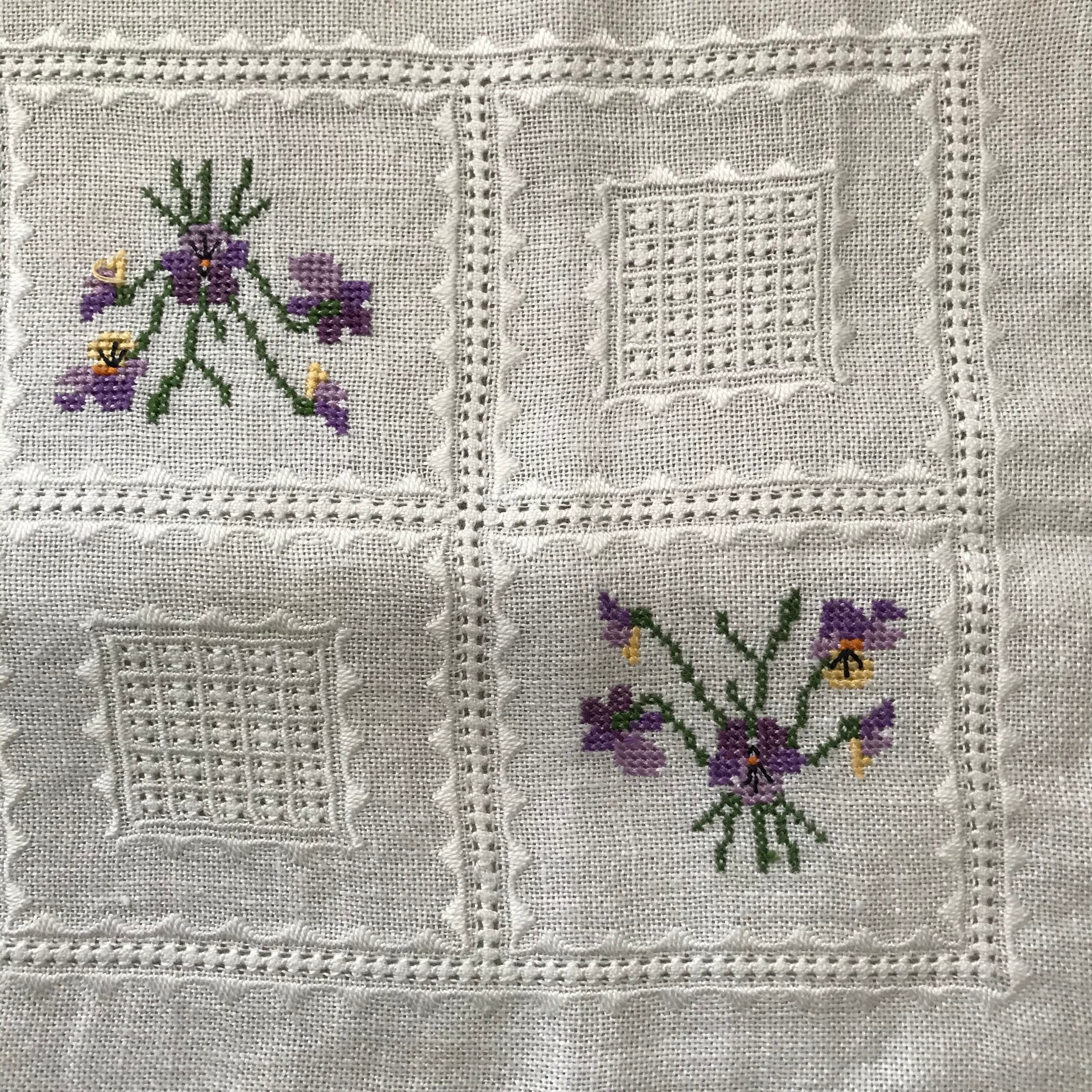 クロスステッチのビオラの布