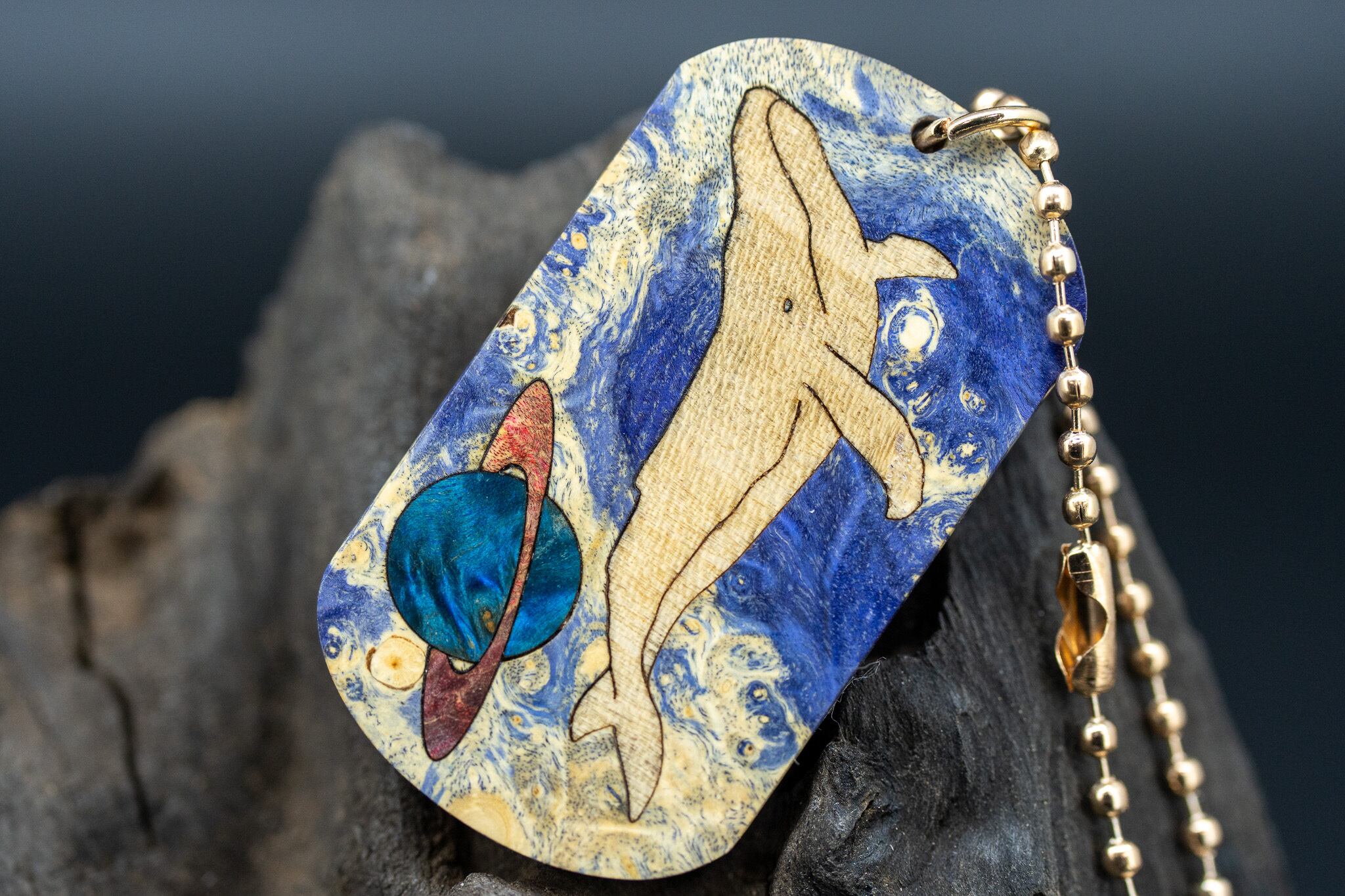 【カナダの象徴】ハードメープル瘤 スタビライズウッド ドッグタグ 象嵌 勇魚と惑星