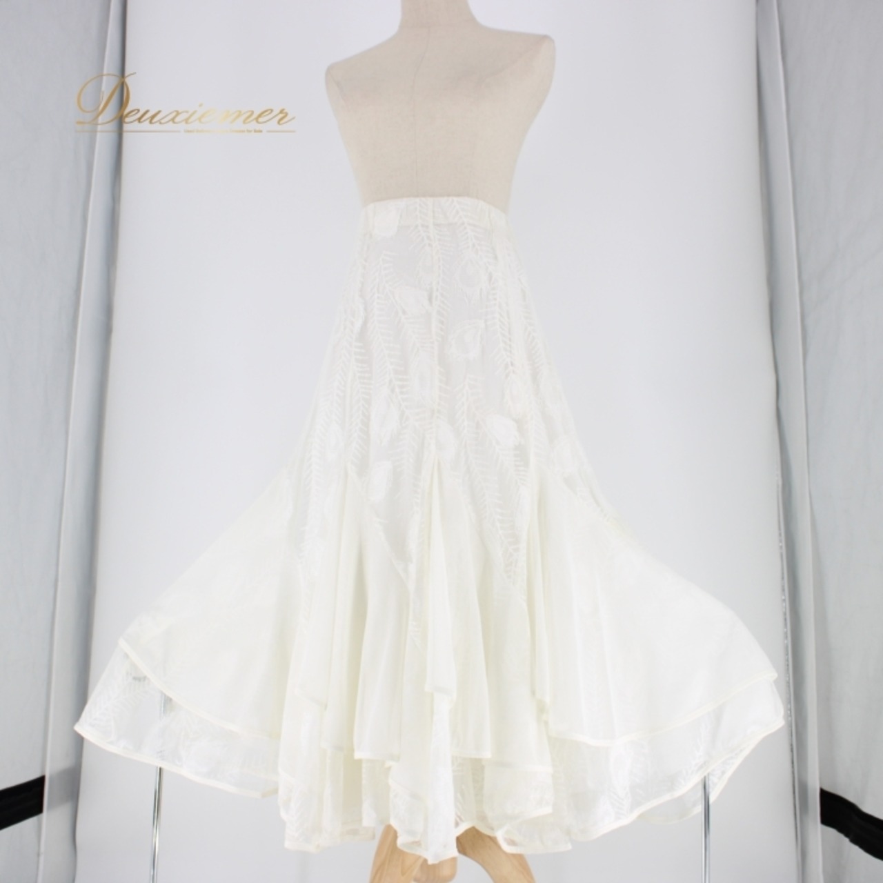 社交ダンス 衣装 スタンダード スカート レッスンウェア オールシーズン ICHIOKU イチオク 白 レース フェミニン ホワイト系 清楚 上品 スカート丈 82.5cm ウエストゴム 伸縮性 有り ダンスウェア 大きく広がる裾 ポリエステル ポリウレタン レディース 体型カバー 踊りやすい おしゃれ デザイン 花柄 シンプル ドレス 黒系 グレー系