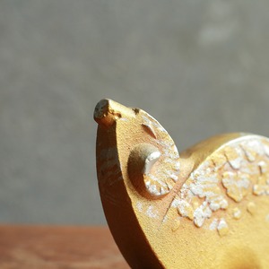 ゴールドに輝く、ずっしりと存在感のある羊