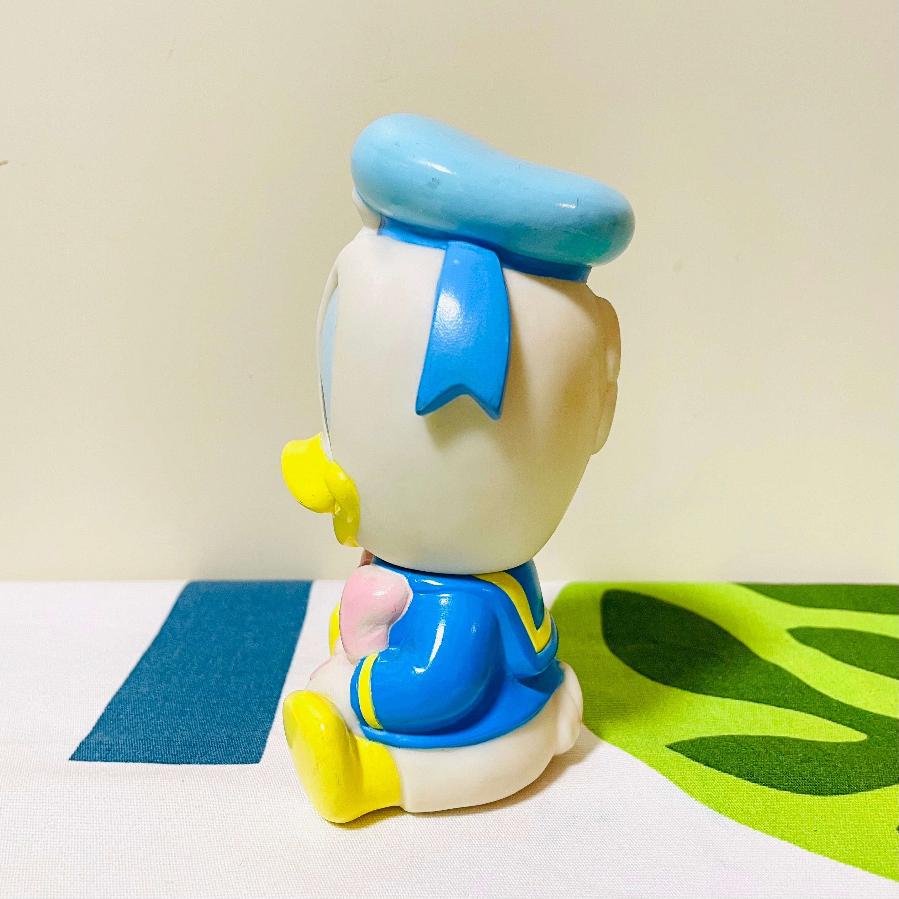 BABY DONALD DUCK SQUEAKY RUBBER DOLL ブロックを持つベビードナルド