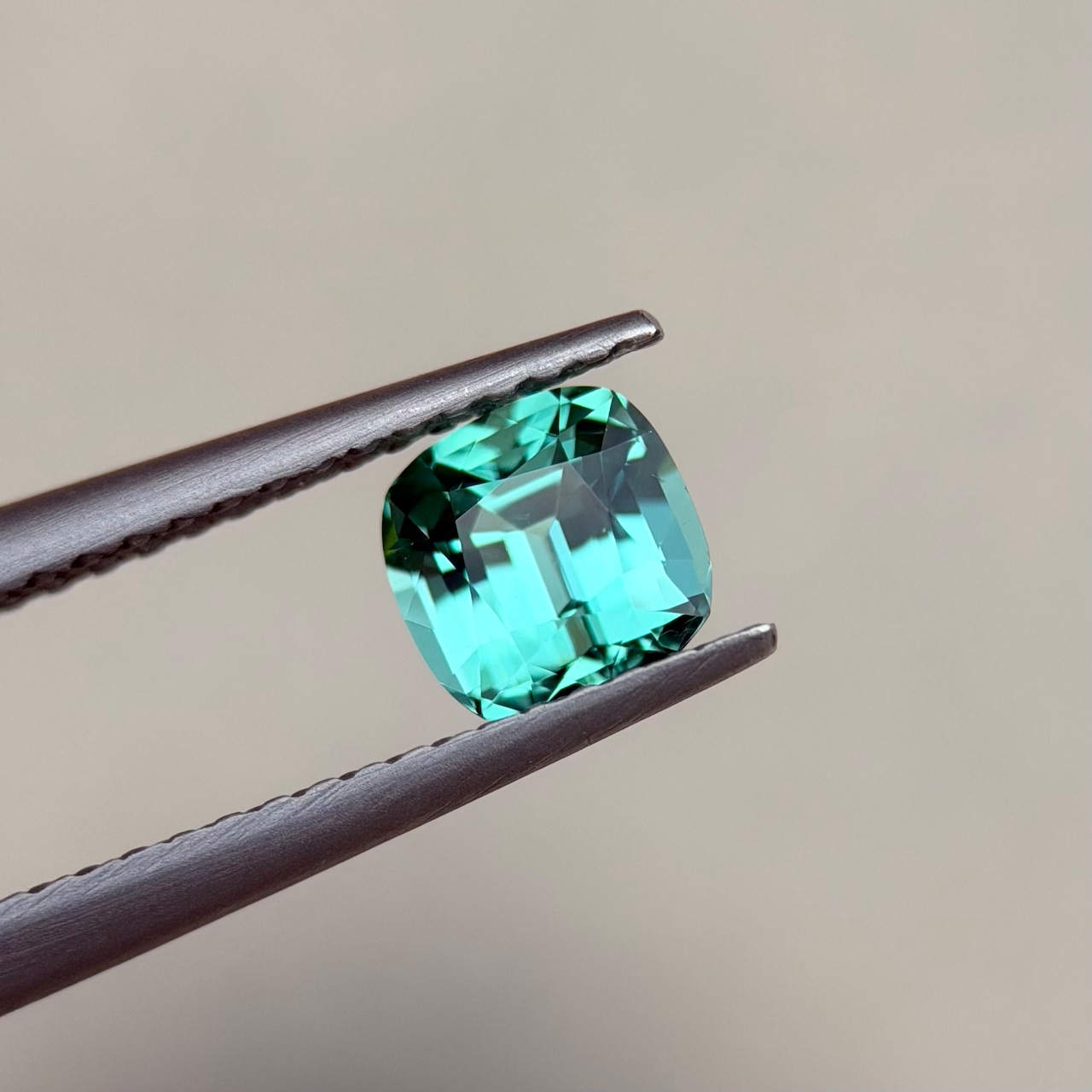 ラグーントルマリン 5.6x4.9mm, 0.66ct, ナミビア産