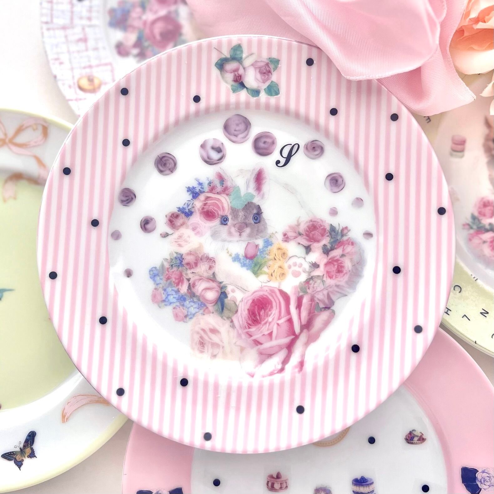 【イニシャル入れ無料】ローズが舞う　うさぎさんのかわいいお皿　イースター　陶器　磁器