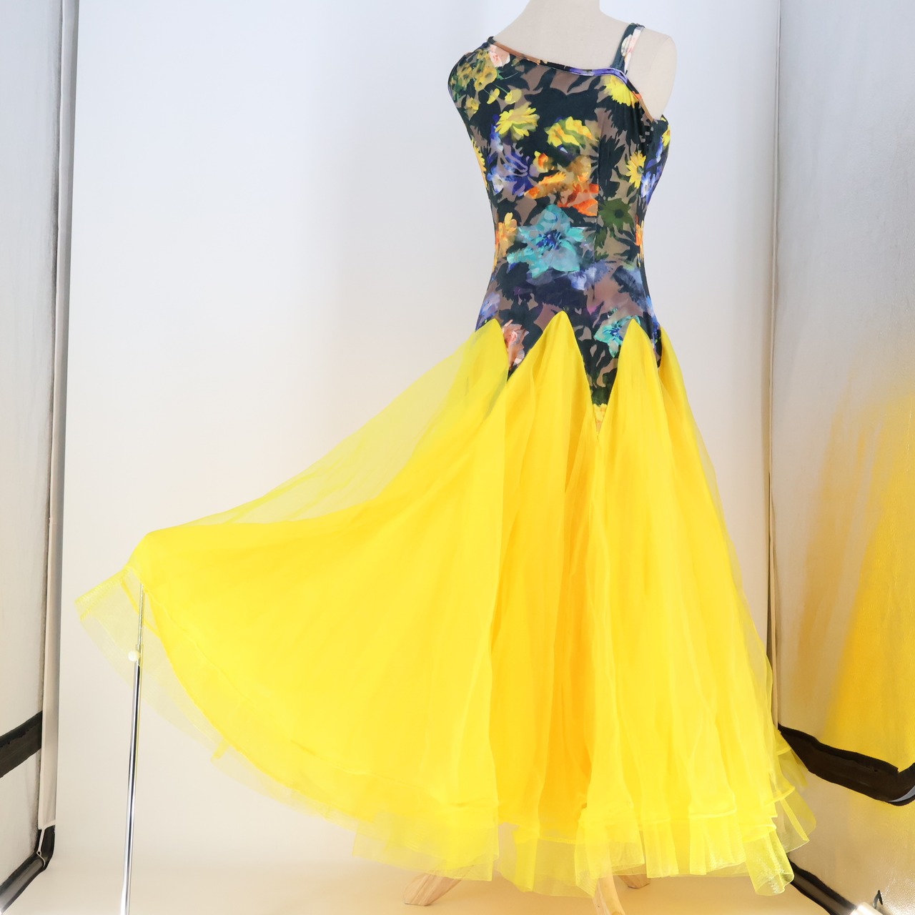【美品 社交ダンス衣装】イエロー ワンピース ドレス 花柄 黄色 ベロア フリル レース 無地 袖なし ノースリーブ パーティ デモ 競技用 パーティ 発表会 レディース 薔薇 花柄 伸縮 軽い