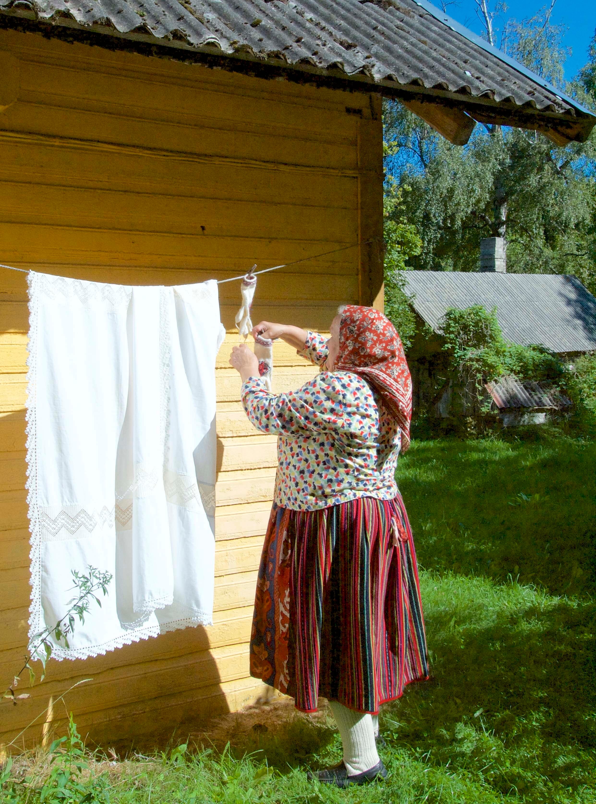 エストニア キフヌ島のクルト布人形（黄色ずきん）