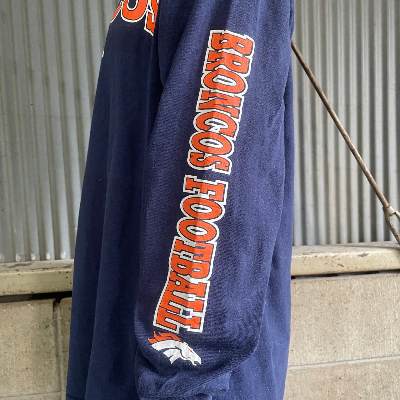 NFL デンバー・ブロンコス チームロゴプリント ロングTシャツ メンズL 古着 Denver Broncos 袖プリント 長袖 ロンT ネイビー 紺色【ロングTシャツ】【3anniv