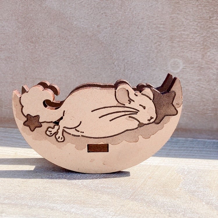 ゆらゆらする置物_お月様とチンチラさん