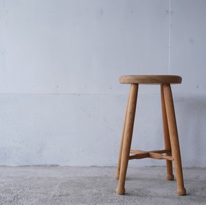 丸座面のスツール
