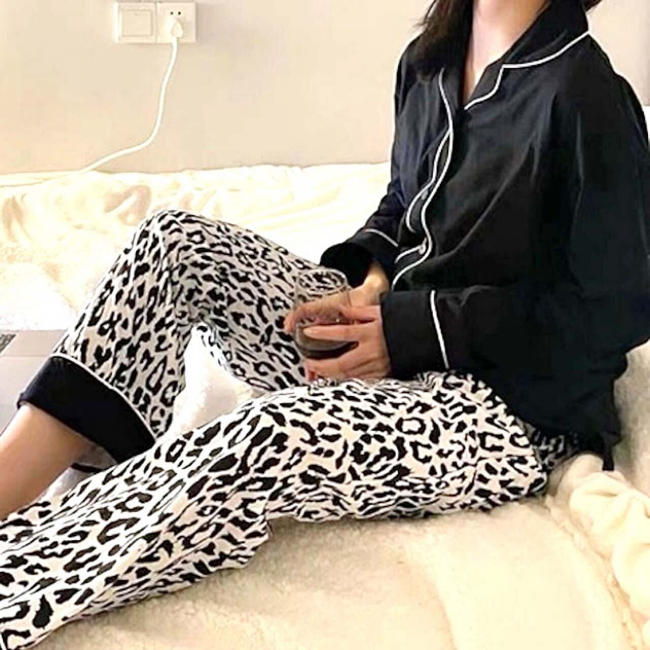 【送料無料】 ルームウェア パジャマ 部屋着 ヒョウ柄 長袖 韓国 レディース オルチャン パジャマセットアップ 黒 ブラック ボタン ロングパンツ 長ズボン パンツ 2点セット 襟付き 豹柄 レオパード 上下セット ルーズ 大人可愛い シンプル きれいめ カジュアル 大人 おしゃれ お洒落 こなれ感 抜け感 かっこいい ラブリー フェミニン M L XL 2XL 冬 10代 20代 30代 40代 50代 旅行 休日 普段使い デイリー コーデ トレンド インスタ映え 楽チン