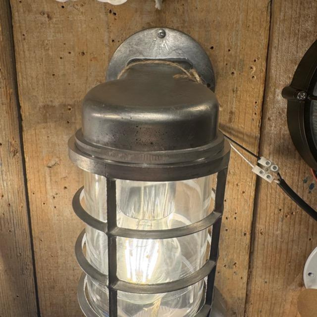 TOPANGA Lighting　レトロインダストリアルアイアンウォールランプ　クローム　アウトドア　壁付け　コンセント接続　玄関　ガーデン　ベランダ　テラス