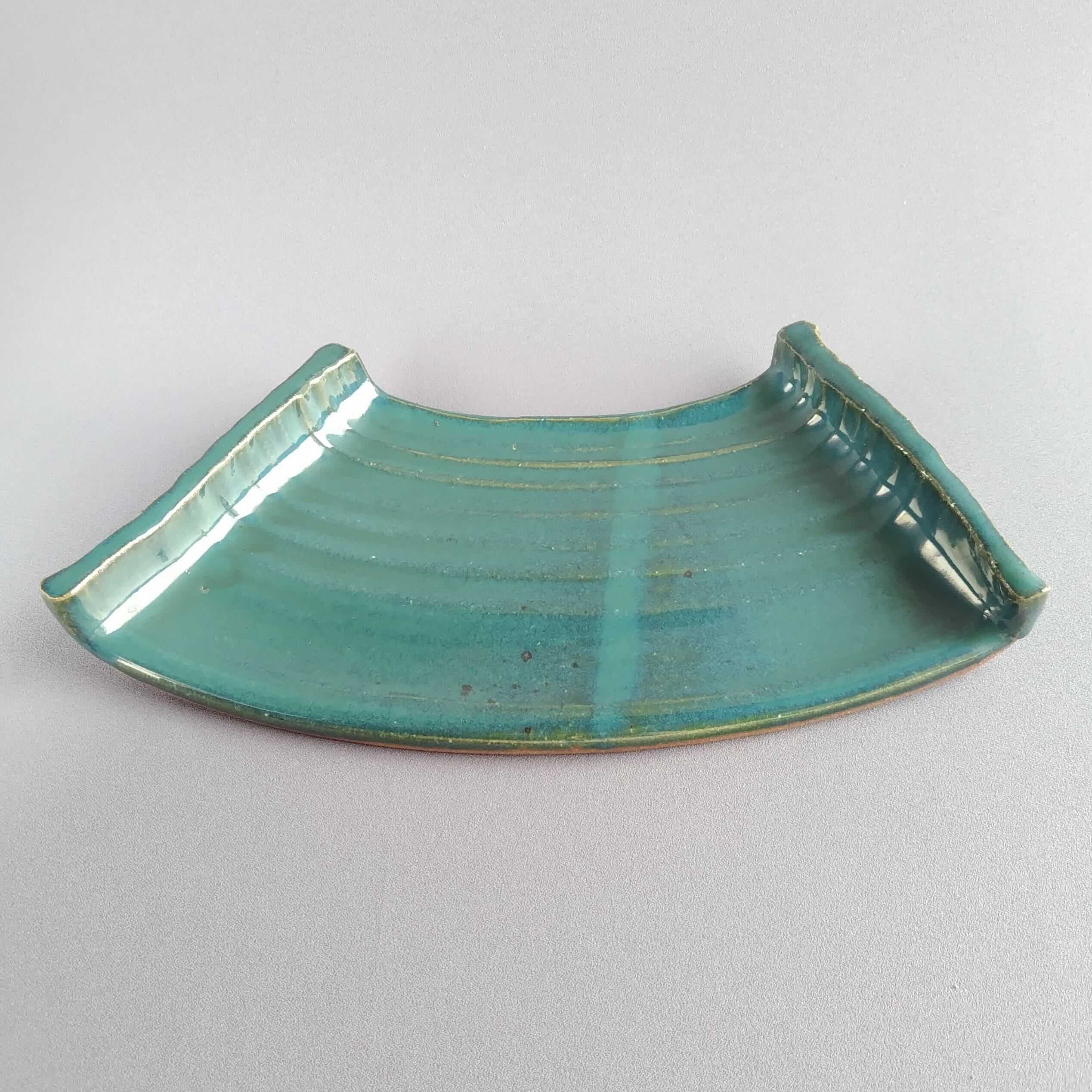 変形板皿 緑釉 【商品番号：00416】 | やきもの實陶（さねとう）