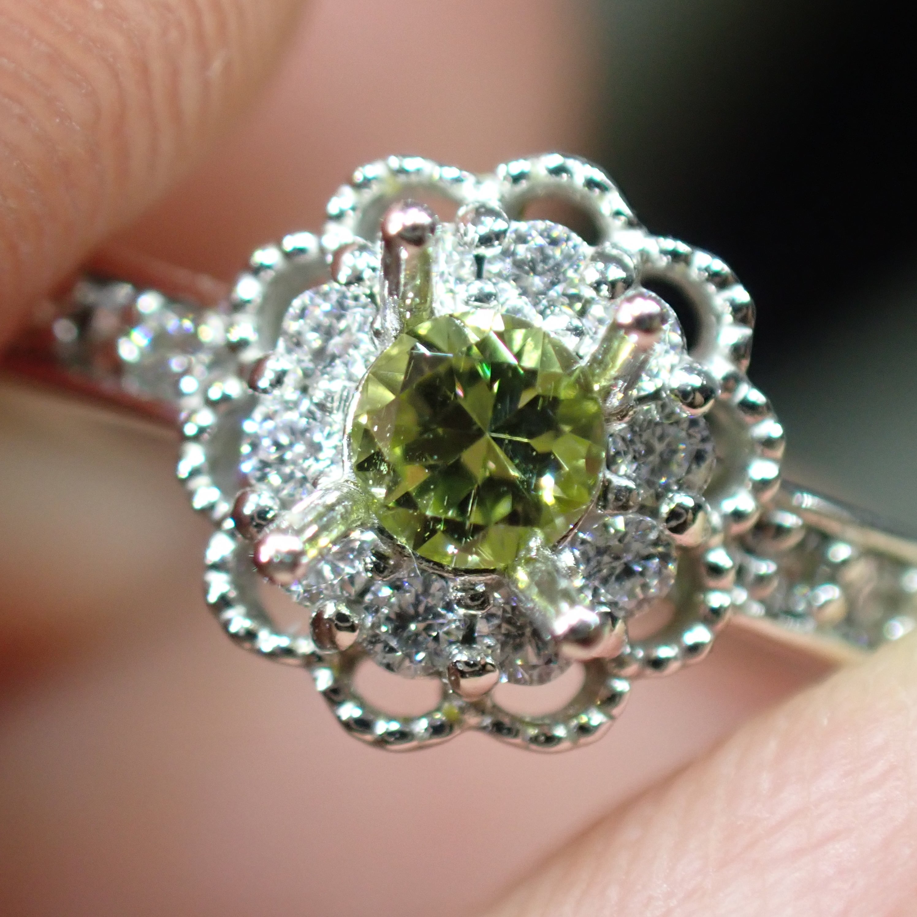 パラサイトペリドット 0.268ct オーバルカット ルース（小さな虹針 