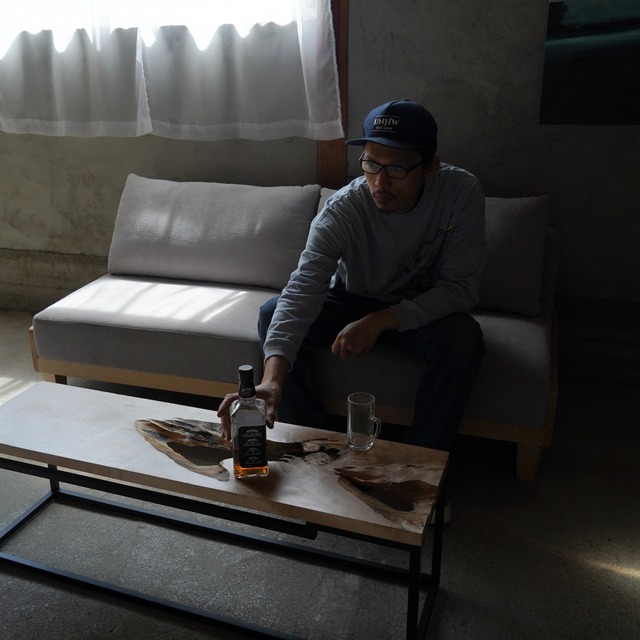 栃の一枚板を浮かせました