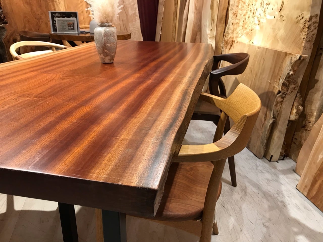 リボン杢】サペリ_1800×860-940×50_横浜元町店_テーブル天板/一枚板