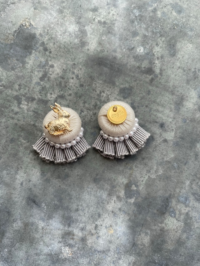 itomaki pleats frill offwhite×grey earring