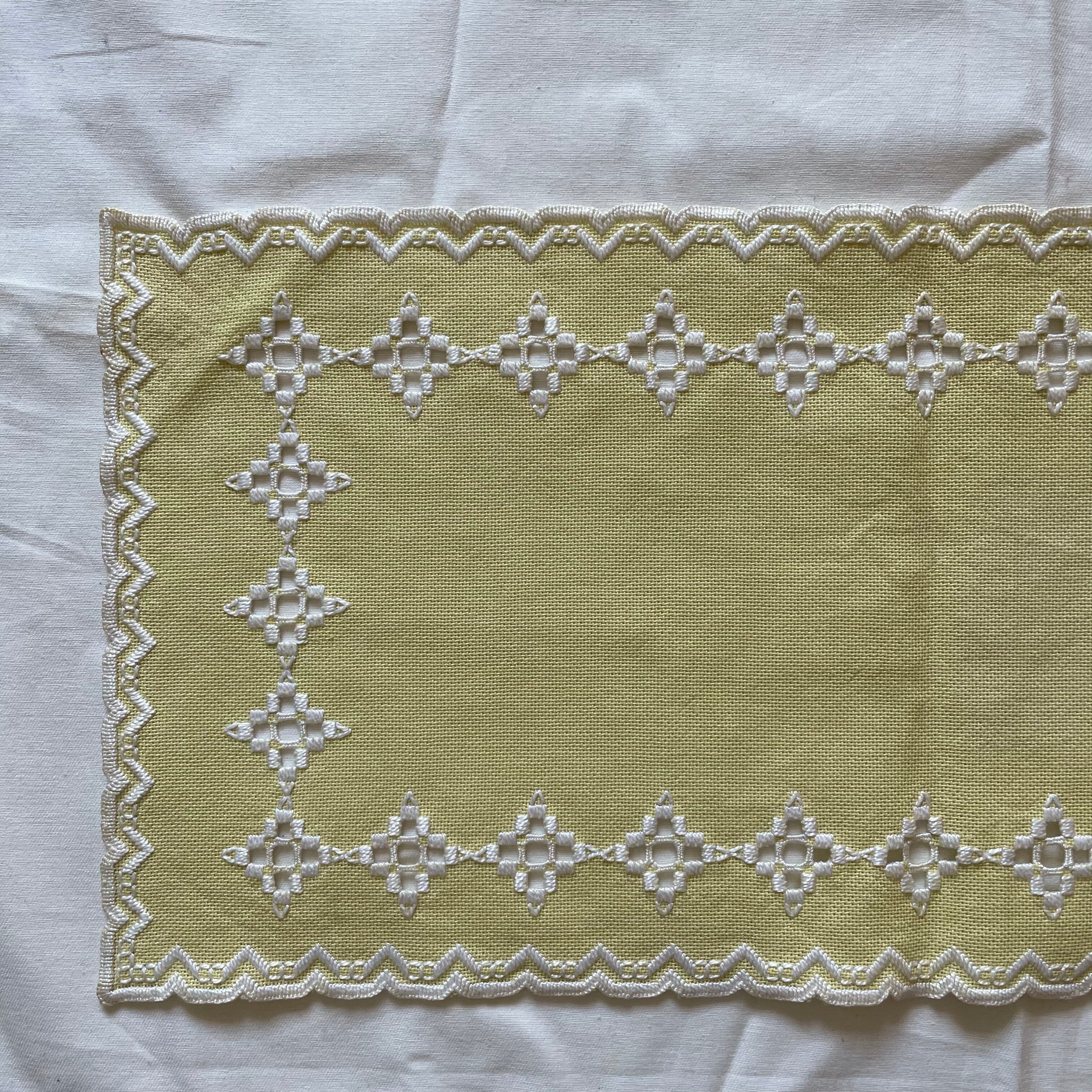 黄緑色の刺繍布