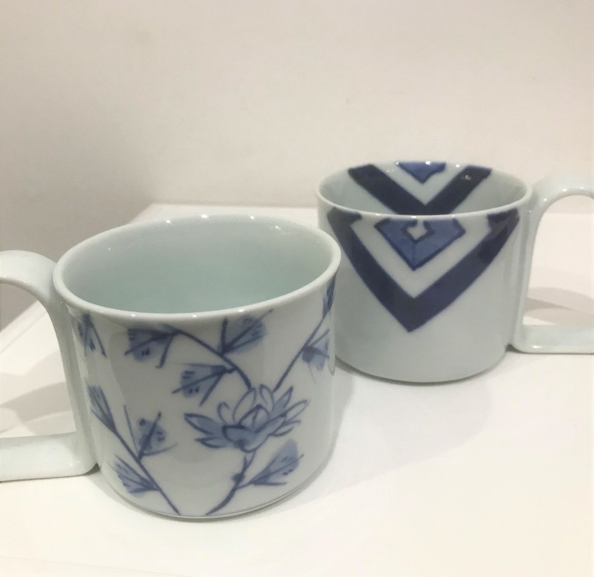 有田焼 マグカップ 青花 しん窯 ユニバーサルデザイン 持ちやすいマグ Aritashomura 有田焼 マグカップ 青花 しん窯 ユニバーサルデザイン 持ちやすいマグ Aritashomura