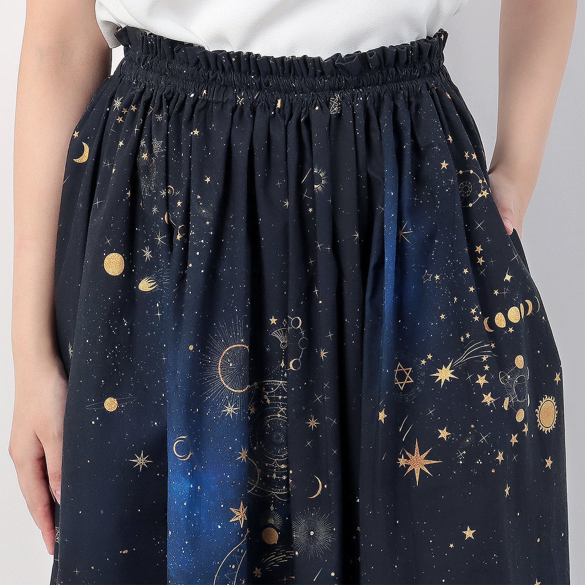 星空を眺めに 銀河の彼方まで広がる、天体総柄（ゴールド） ギャザー