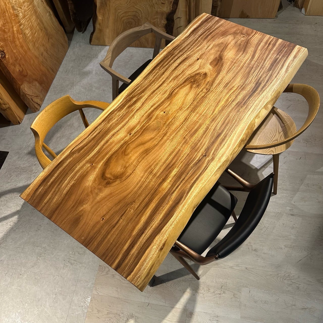 木曽檜（キソヒノキ）_1980×700-1150×62_横浜元町店_テーブル天板/一枚