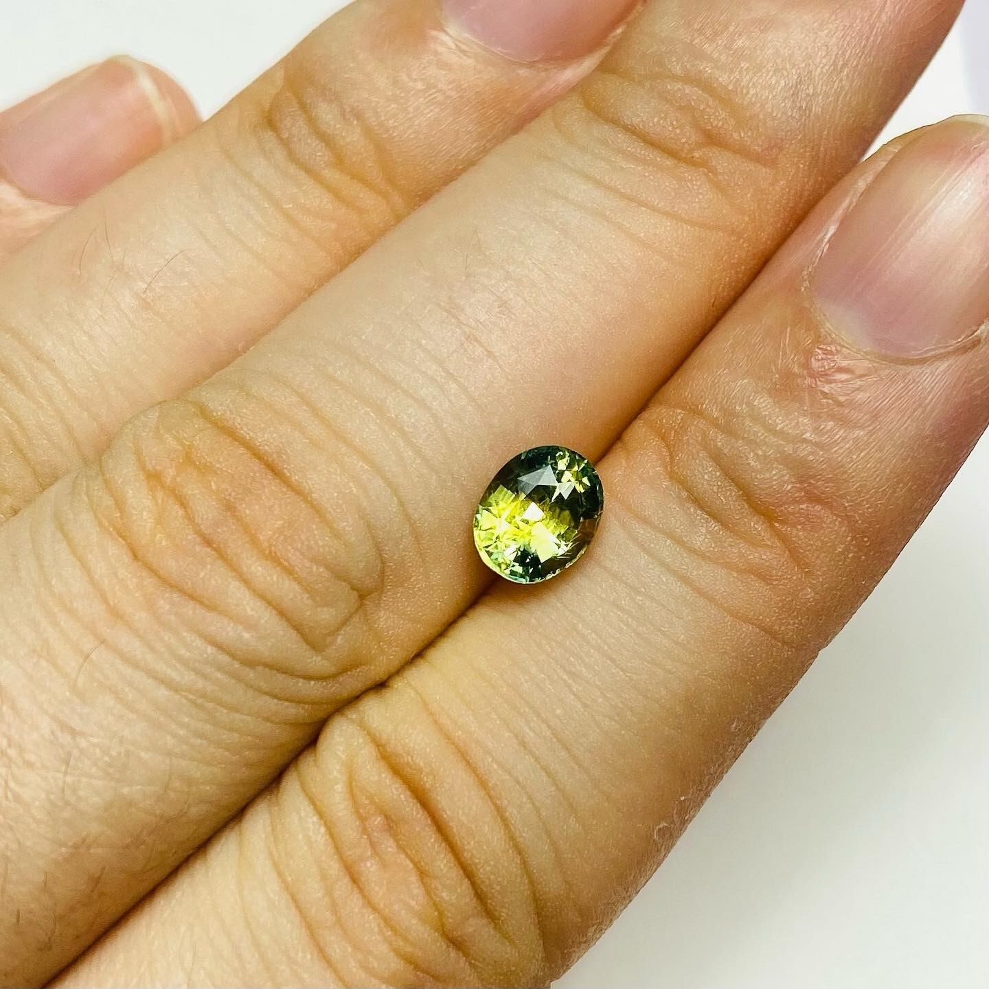 ライムカラーの爽やか元気 バイカラーサファイア