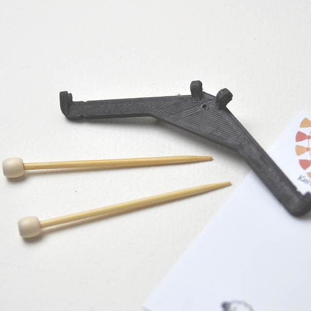 あみものブローチベース（黒・編み針２本）