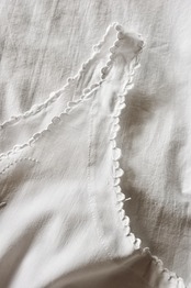 フランス 白クローバーと空虚なリボンとモノグラムワンピース アンティーク