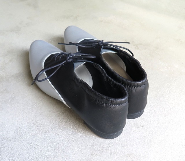 ＜バブーシュとしても◎＞かかとのゴムで履きやすく、キレイに決まるレザーシューズ/ブラック×マットシルバー