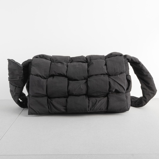 ボッテガヴェネタ パデッド テック カセット ショルダーバッグ ブラック ナイロン