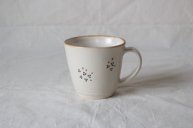 【工房kuromiya】白化粧色絵マグカップ　シロツメクサ