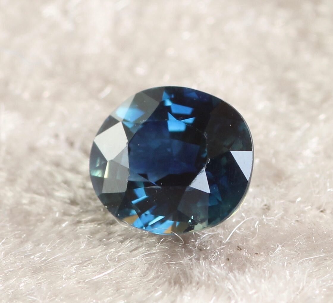 黒縁メガネの君の瞳の奥は・・・ブルーサファイア 0.69ct | PAY ID