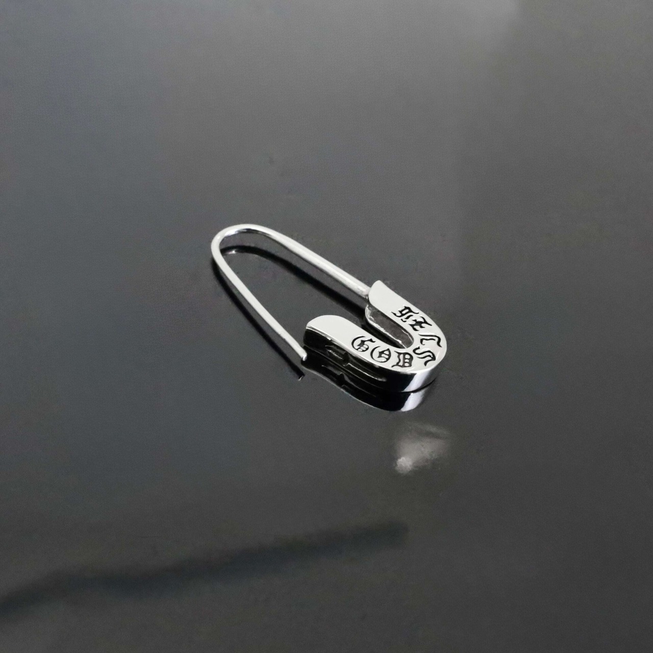 GOTHIC CROSS ENGRAVED SAFETY PIN EARRING with BLACK DIAMOND  / ゴシッククロスセーフティピン・ブラックダイヤモンドピアス