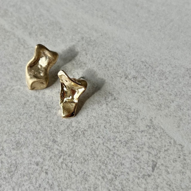 One point pierced (gold)
