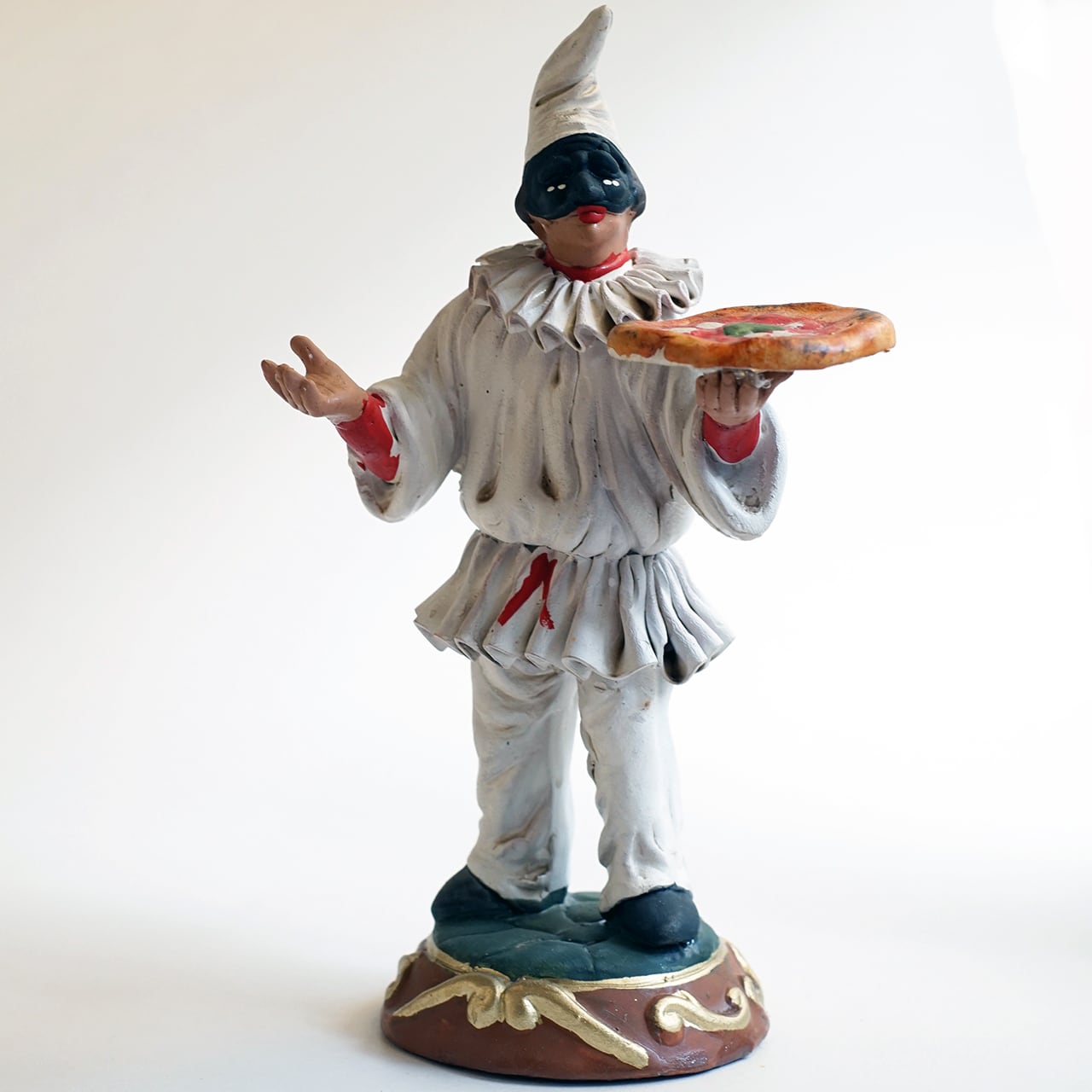 ナポリの幸運のお守り！ ー ピザを持つプルチネッラ | ルカニア