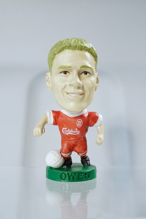 マイケル・オーウェン (Michael Owen) ⭐️⭐️⭐️⭐️☆ Corinthian ProStars “Liverpool” （コリンシアン プロスターズ リヴァプール） グリーン台座 サッカーフィギュア No.10 Green Base (1999年刻印／Collector No. PRO052) Limited Edition Soccer Figure 約7〜8cm