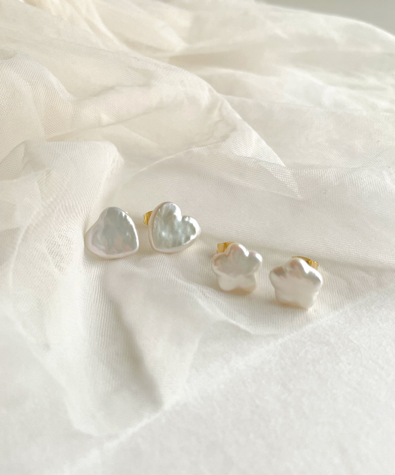 S I U R | flower pearl pierce