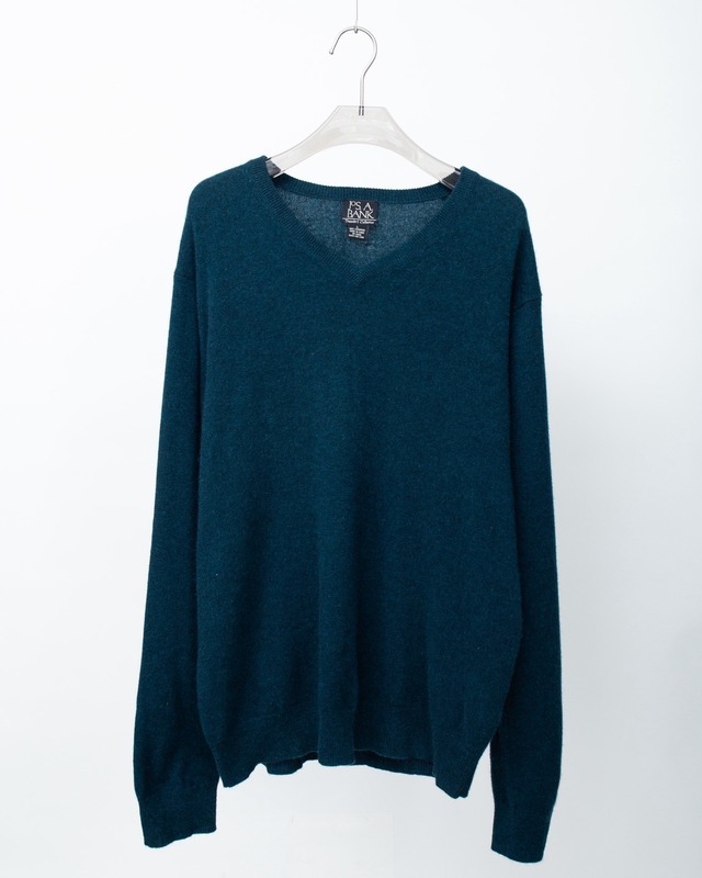 All cashmere V-neck knit sweater