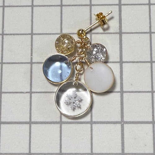 透明感の美しい　小さなつぶつぶサークルピアス イヤリング  スノーブルー