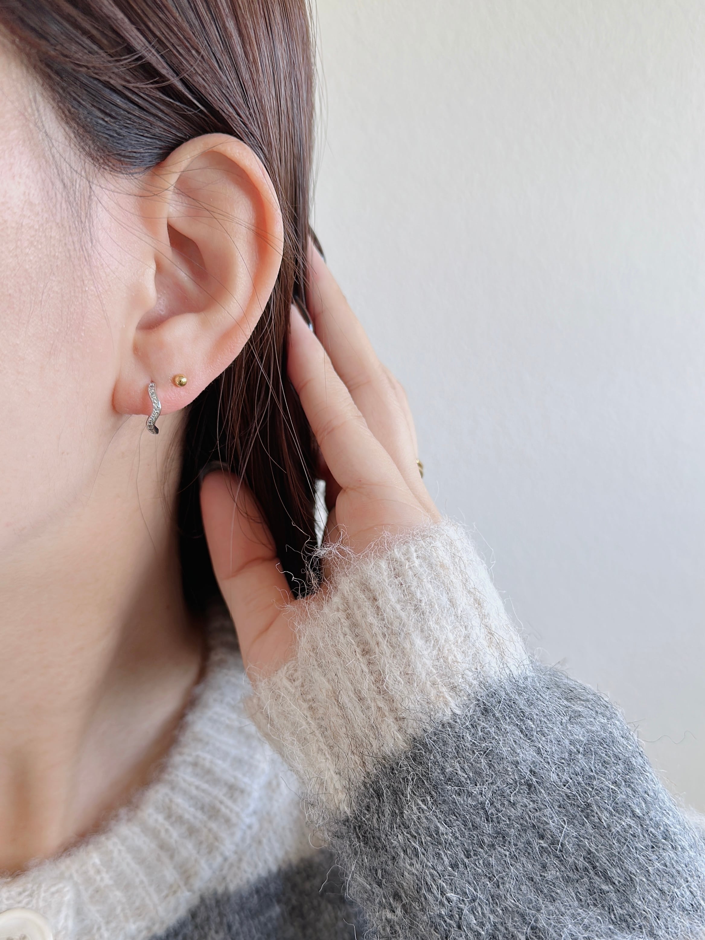 SS キラキラウェーブフープピアス | none