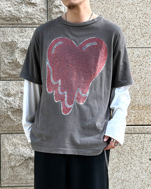 2022SS EMOTIONALLY UNAVAILABLE "Heart" Glitter Print Tee