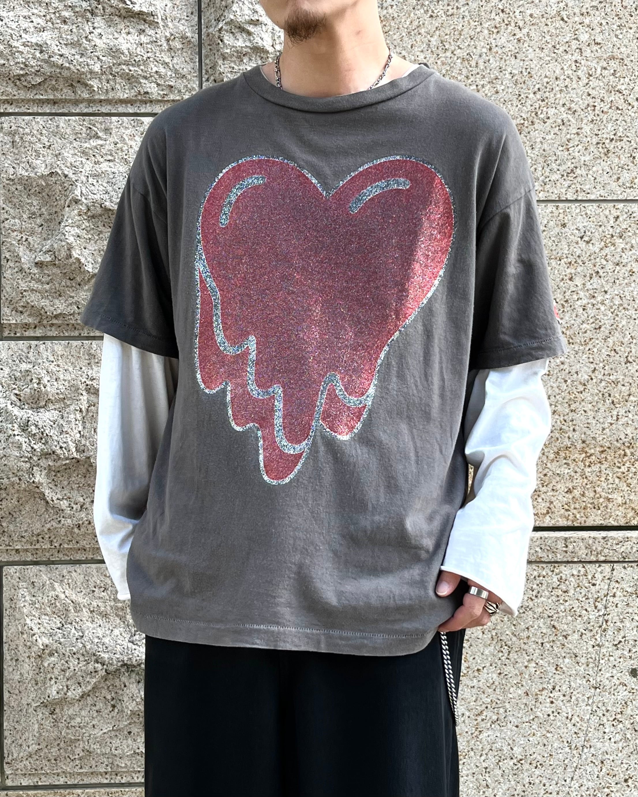 2022SS EMOTIONALLY UNAVAILABLE "Heart" Glitter Print Tee