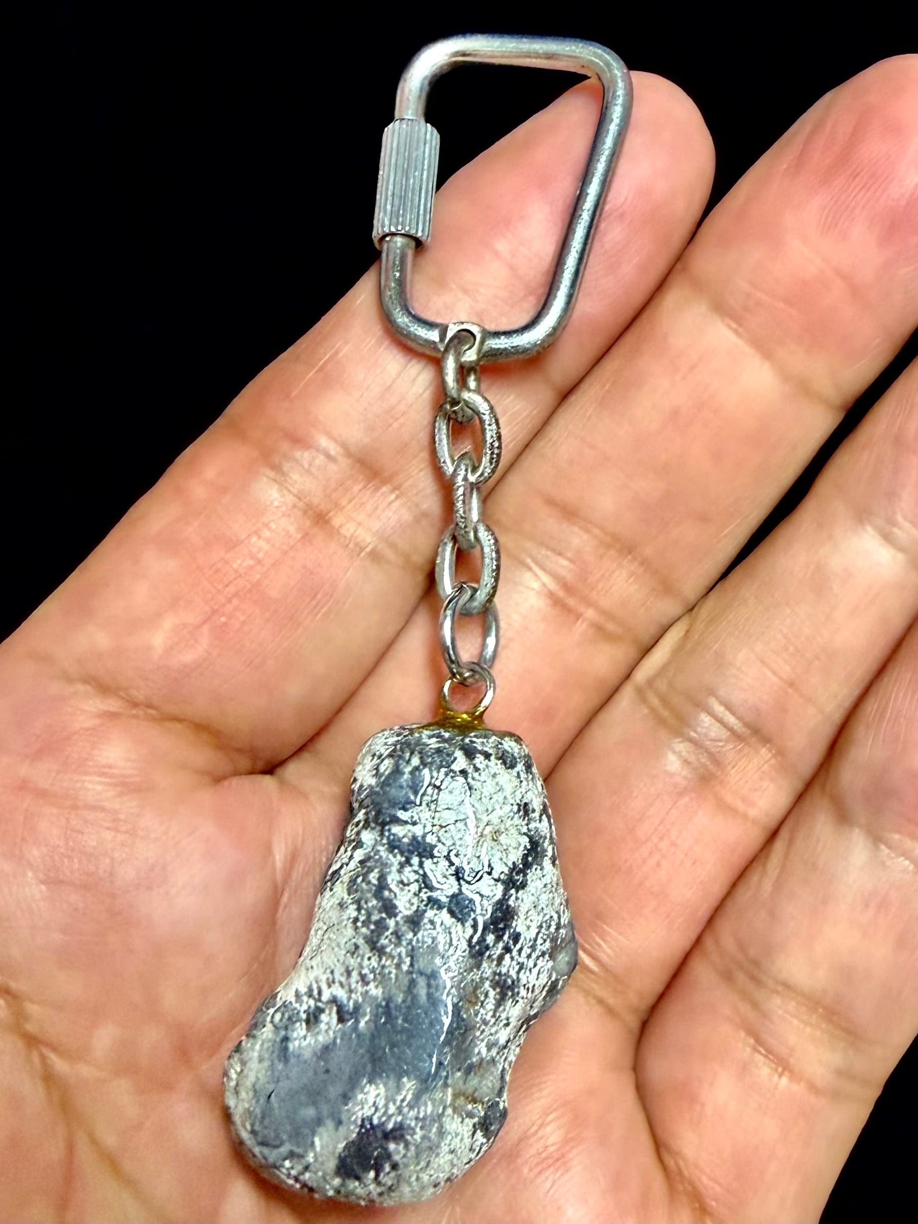3) 強力な引き寄せ・統合「南極の石」原石キーホルダー