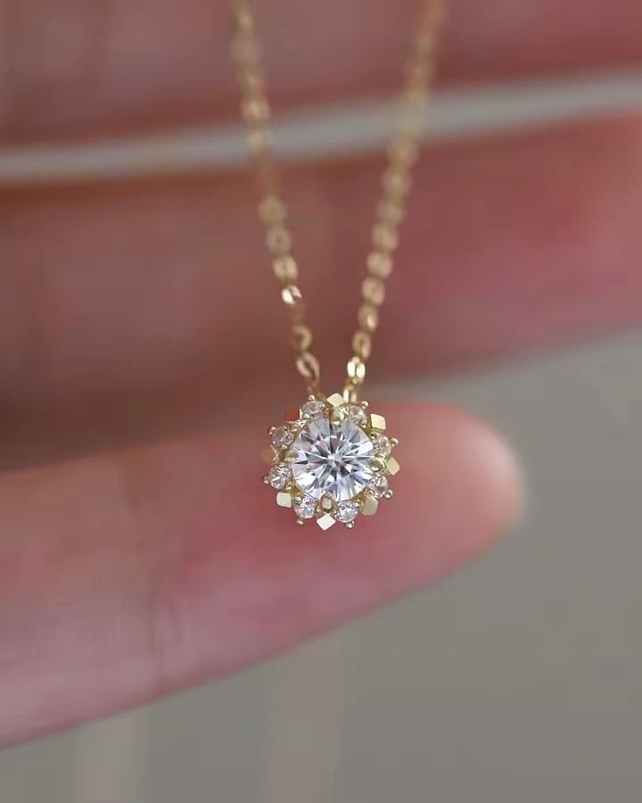 Floral motif necklace