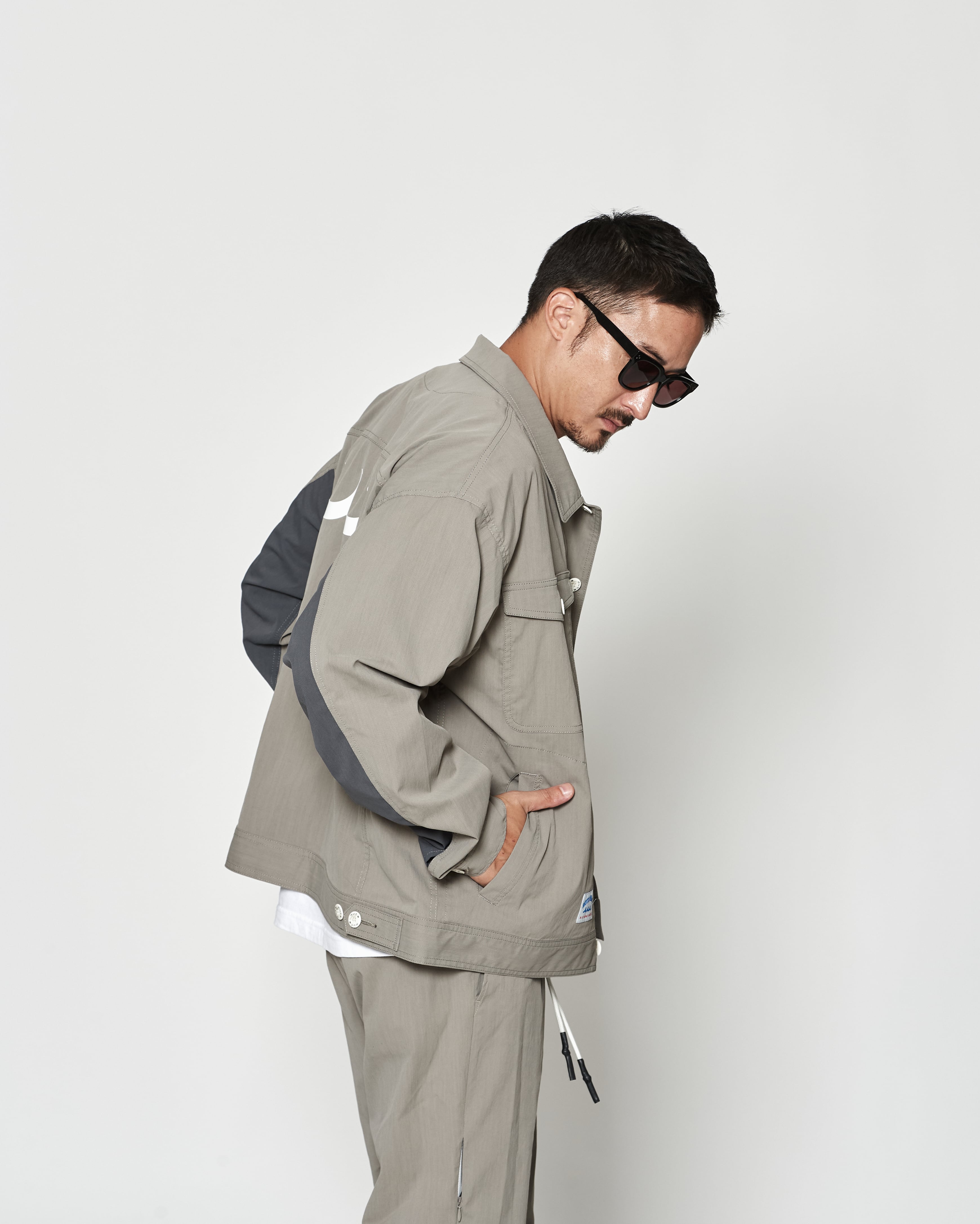 mutaMARINE× ACANTHUS　ライトドライストレッチジャケット muta MARINE × ACANTHUS トラッカー ジャケット | ACANTHUS ONLINE STORE