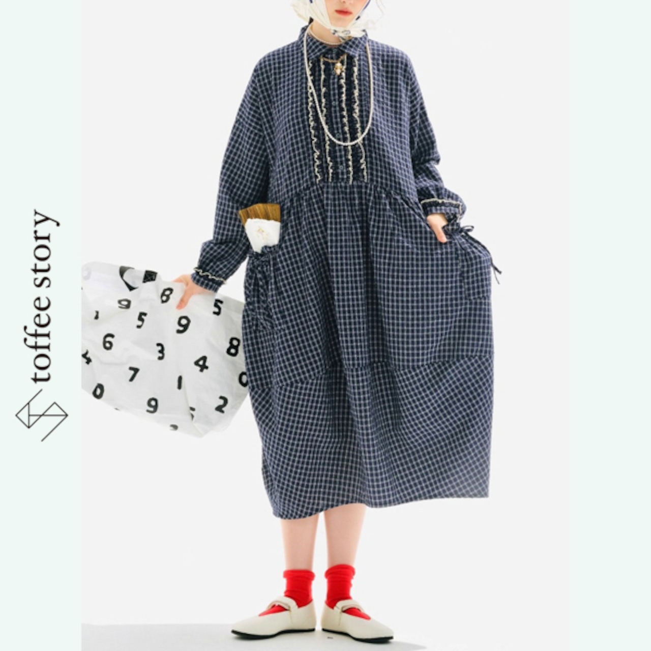 ぽわんと丸い、秘密の青ワンピ《i0724》