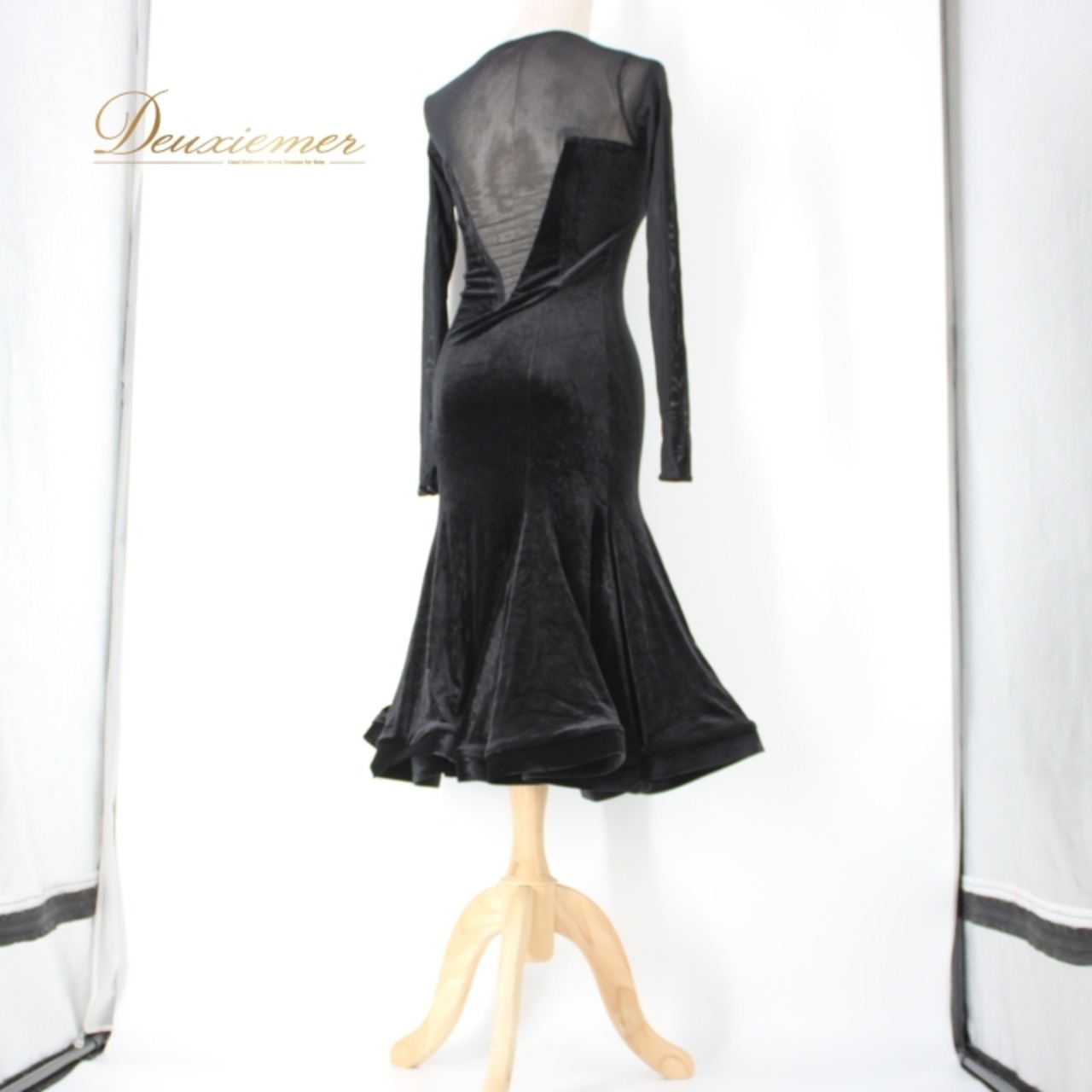 社交ダンス 衣装 ラテン ドレス ワンピース レッスンウェア パーティドレス レディース 無地 レース ベロア ブラック系 黒 シンプル 長袖 光沢感 社交ダンス衣装 おしゃれ スタイリッシュ 伸縮性 ショート丈 フィット感 発表会 結婚式 パーティー コスチューム 黒ドレス 繊細なデザイン ダンスレッスン ヴェロア素材 光沢仕上げ お手入れ簡単 無地デザイン 柔らかい肌触り シンプルエレガンス ドレスアップ