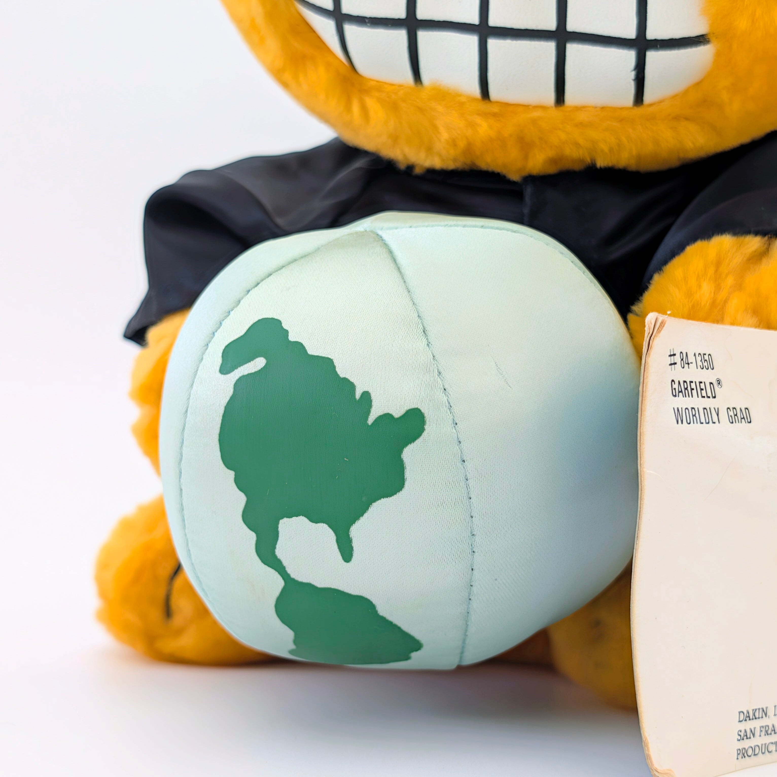 ☆ VINTAGE 1980年代初期 ☆【 Garfield ( ガーフィールド ) 】『 GARFIELD WORLDLY GRAD 卒業式ガーフィールド ワールドリー グラッド』Look out world! / ぬいぐるみ / プラッシュ / plush / 1980年代年製 〚アメリカン雑貨 アメトイ〛