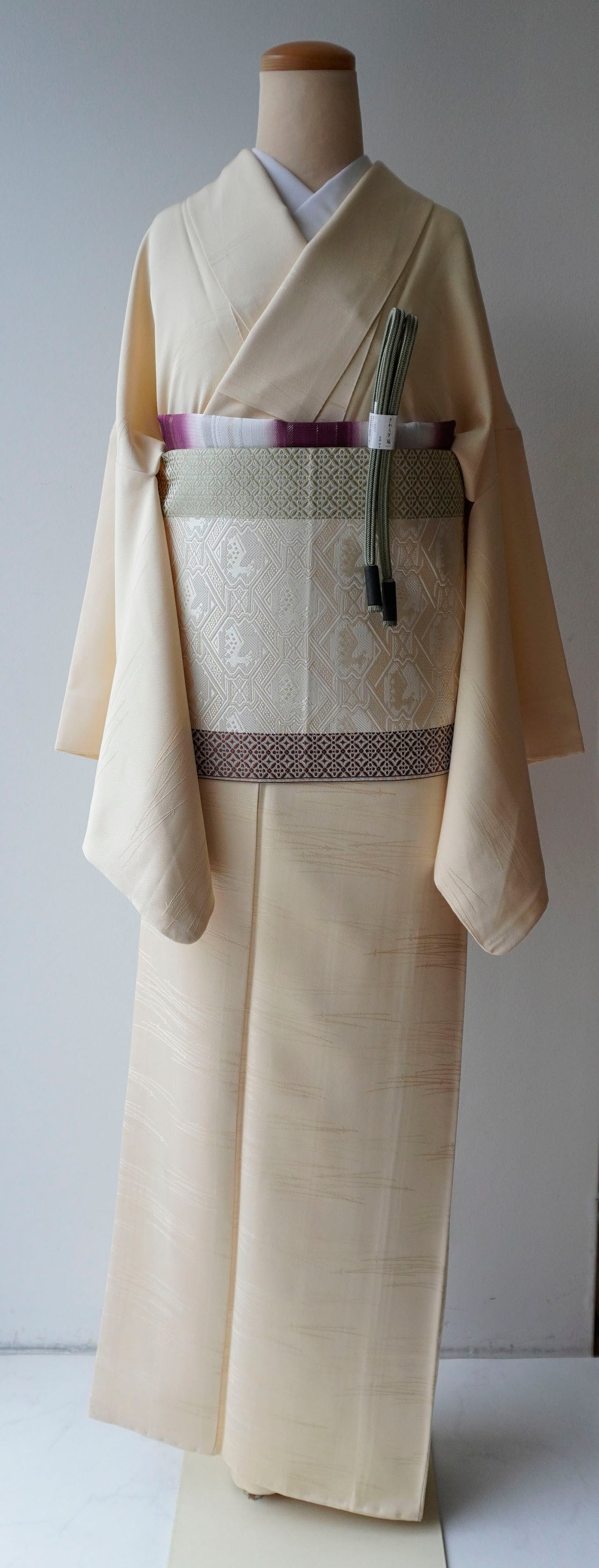 袷】鳥の子色 敷松葉地紋 一つ紋 色無地 | 大山キモノ・ちぇらうなぼるた